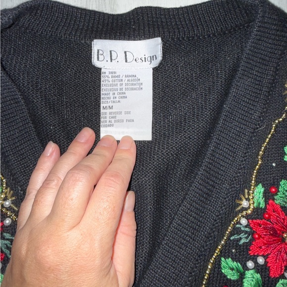 BP Designs Christmas Poinsettia Black Beaded Cardigan Sweater Size M - Picture 9 of 11